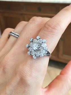 BUCHERER Bague florale en or blanc et diamants