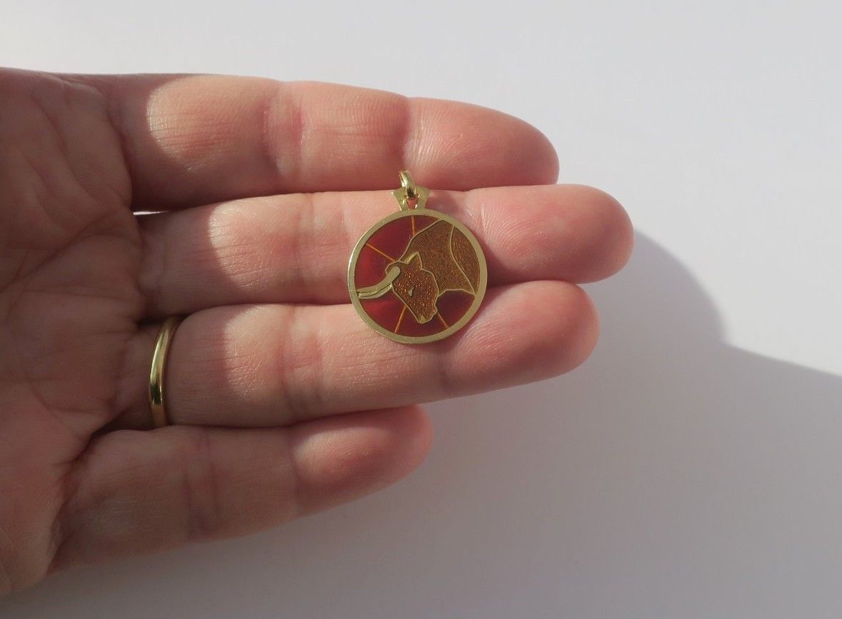 Pendentif CARTIER zodiaque taureau en or jaune et émail