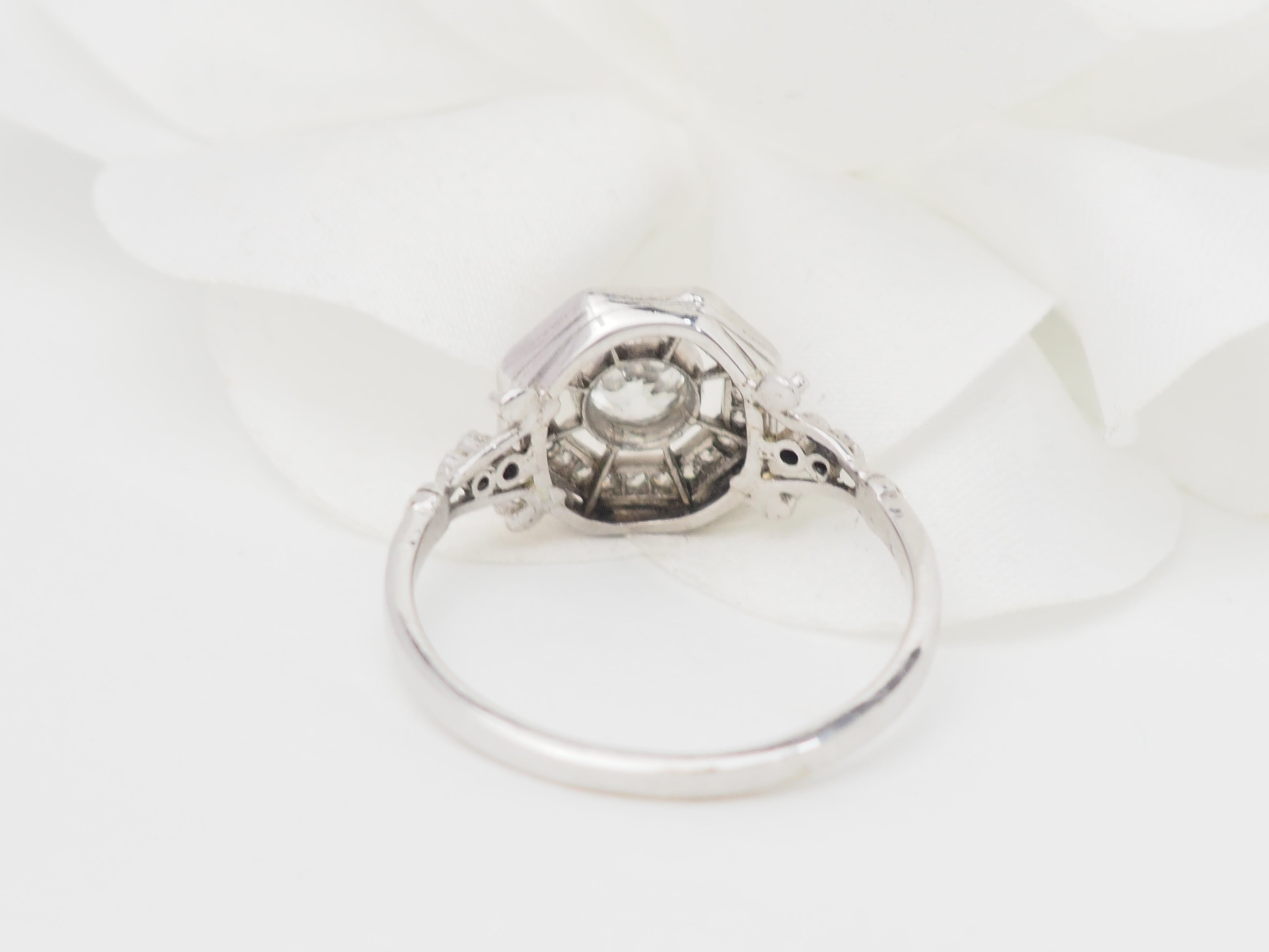 Bague hexagonale en or blanc et diamants