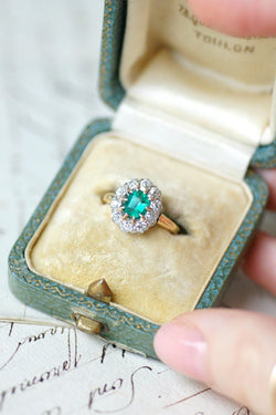 Bague marguerite ancienne en or jaune et argent avec émeraude et diamants