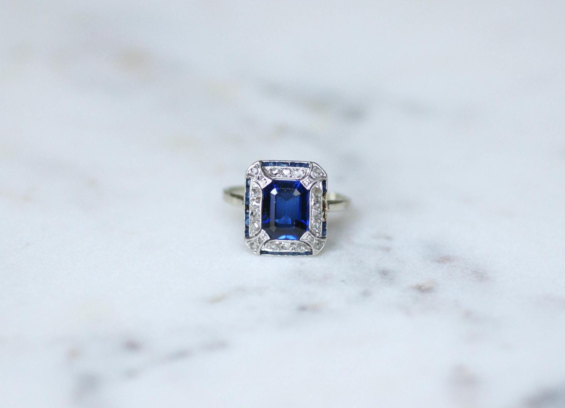 Bague Art Deco octogonale en or blanc et platine avec saphir synthétique et diamants