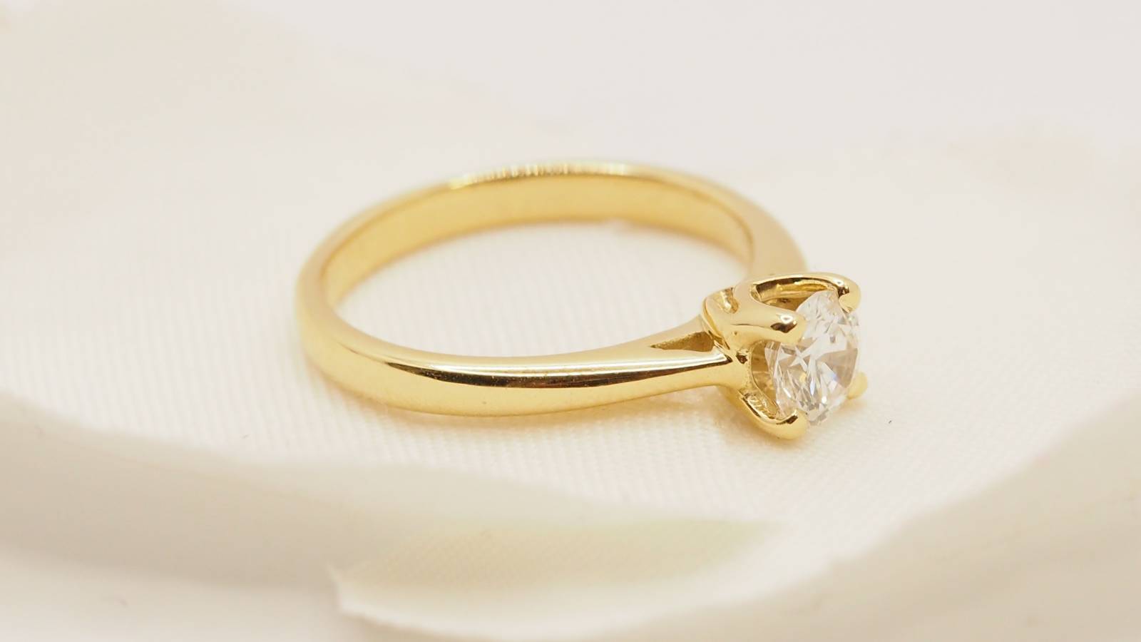 Solitaire ring in yellow gold and diamond