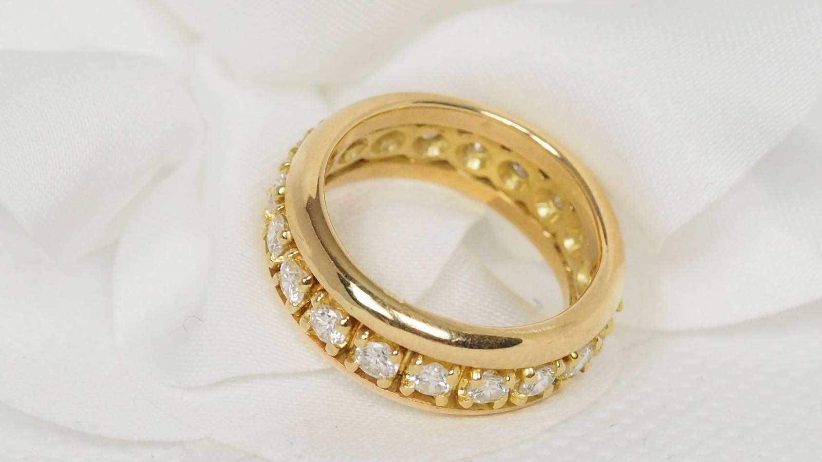 American wedding ring in yellow gold and diamonds