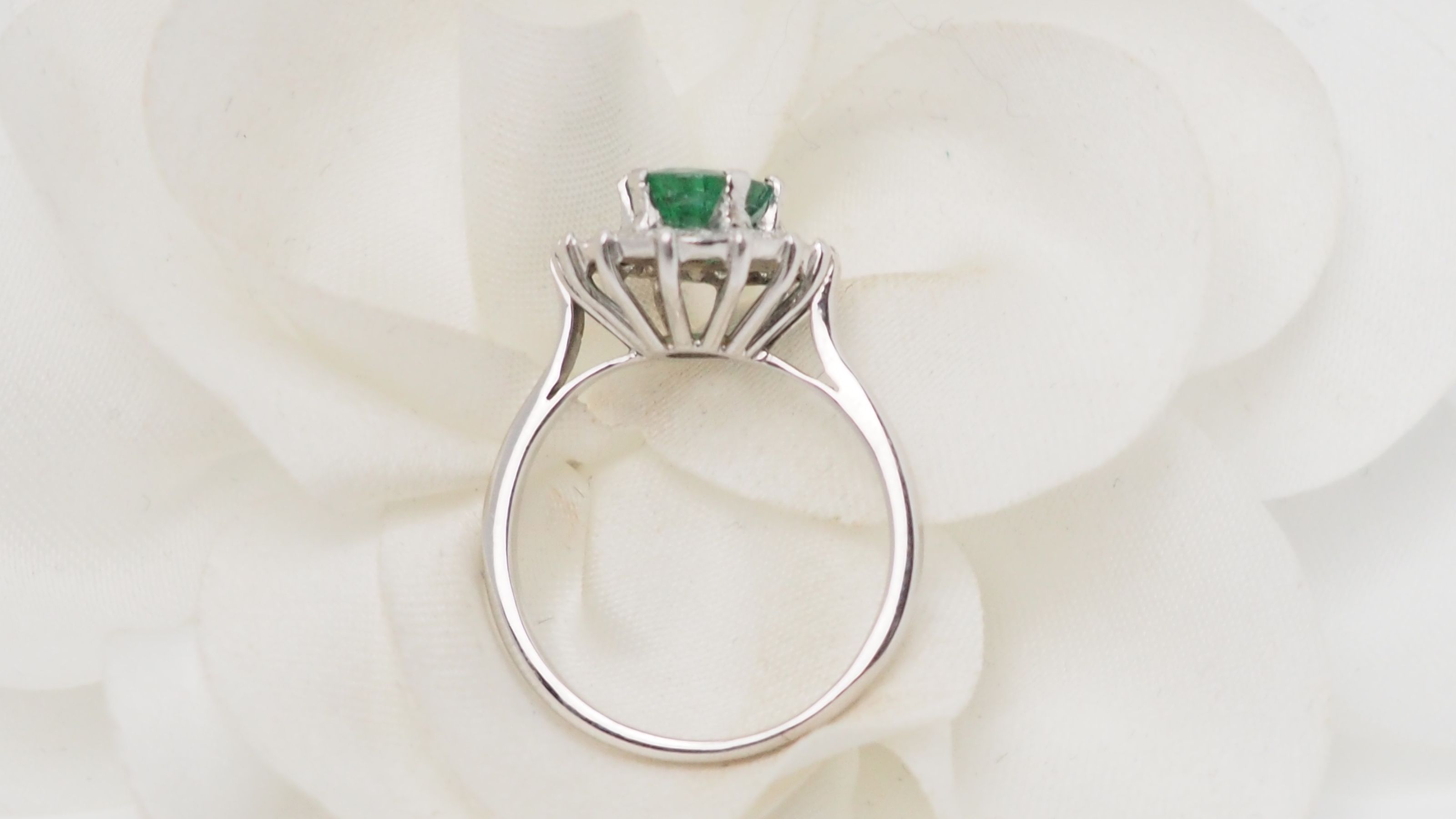 Daisy ring in white gold emerald and diamonds 