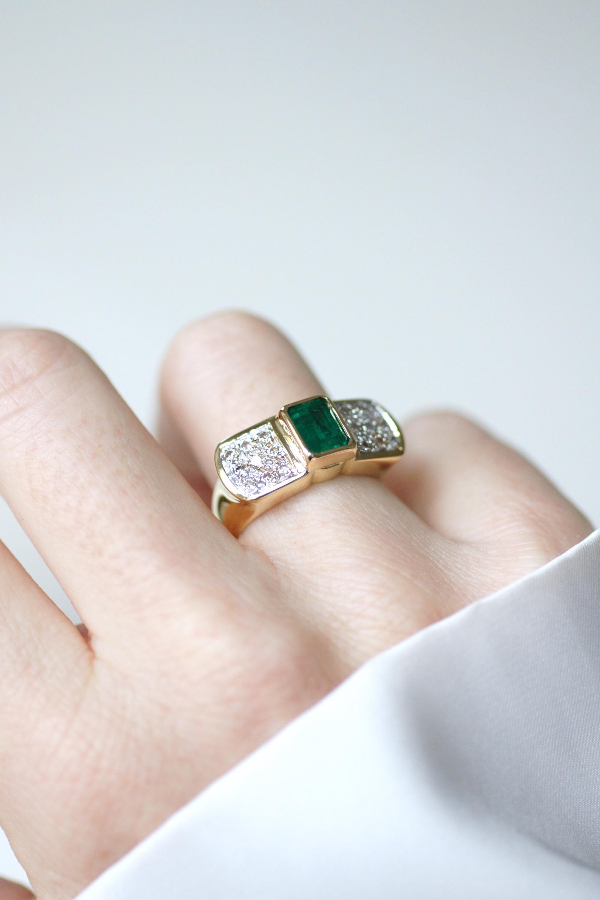 Ring Vintage Emerald and diamonds on Yellow Gold
