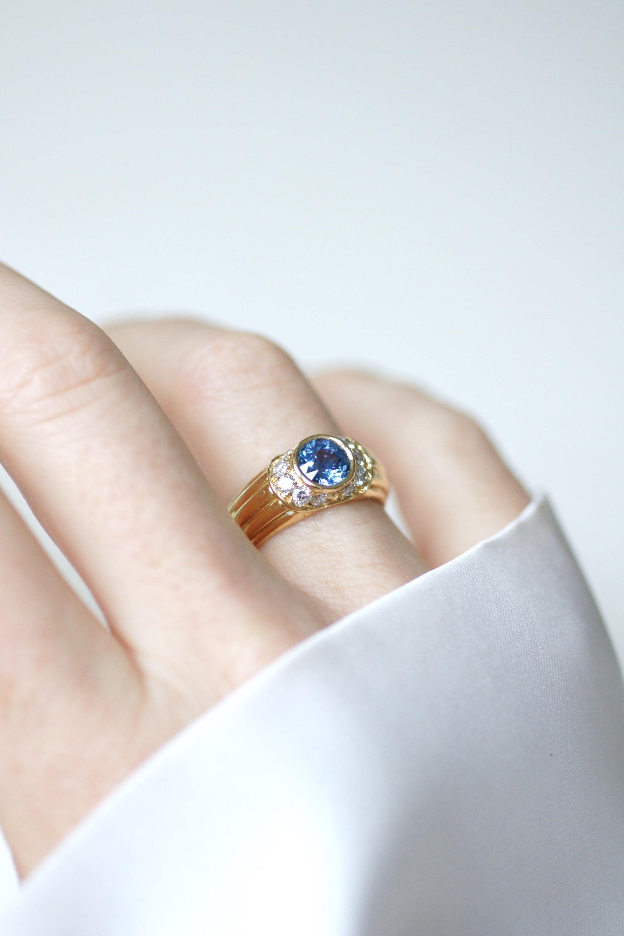 Bague jonc en or jaune et saphir de Ceylan