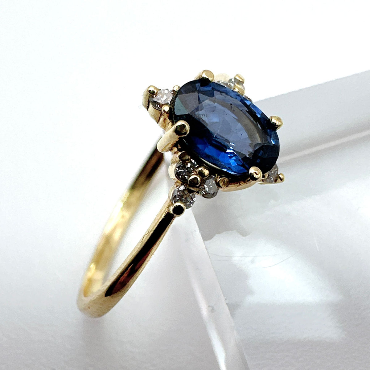 ANILLO DE GOLD AMARILLO CON ZAFIRO AZUL “CEYLAN” Y DIAMONDS