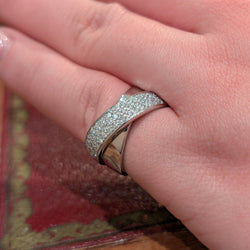 Ring in white gold and diamonds.