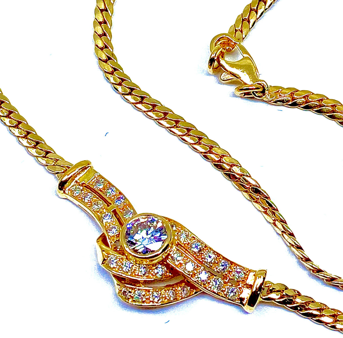 Collier en or jaune 18 carats et motif en diamants