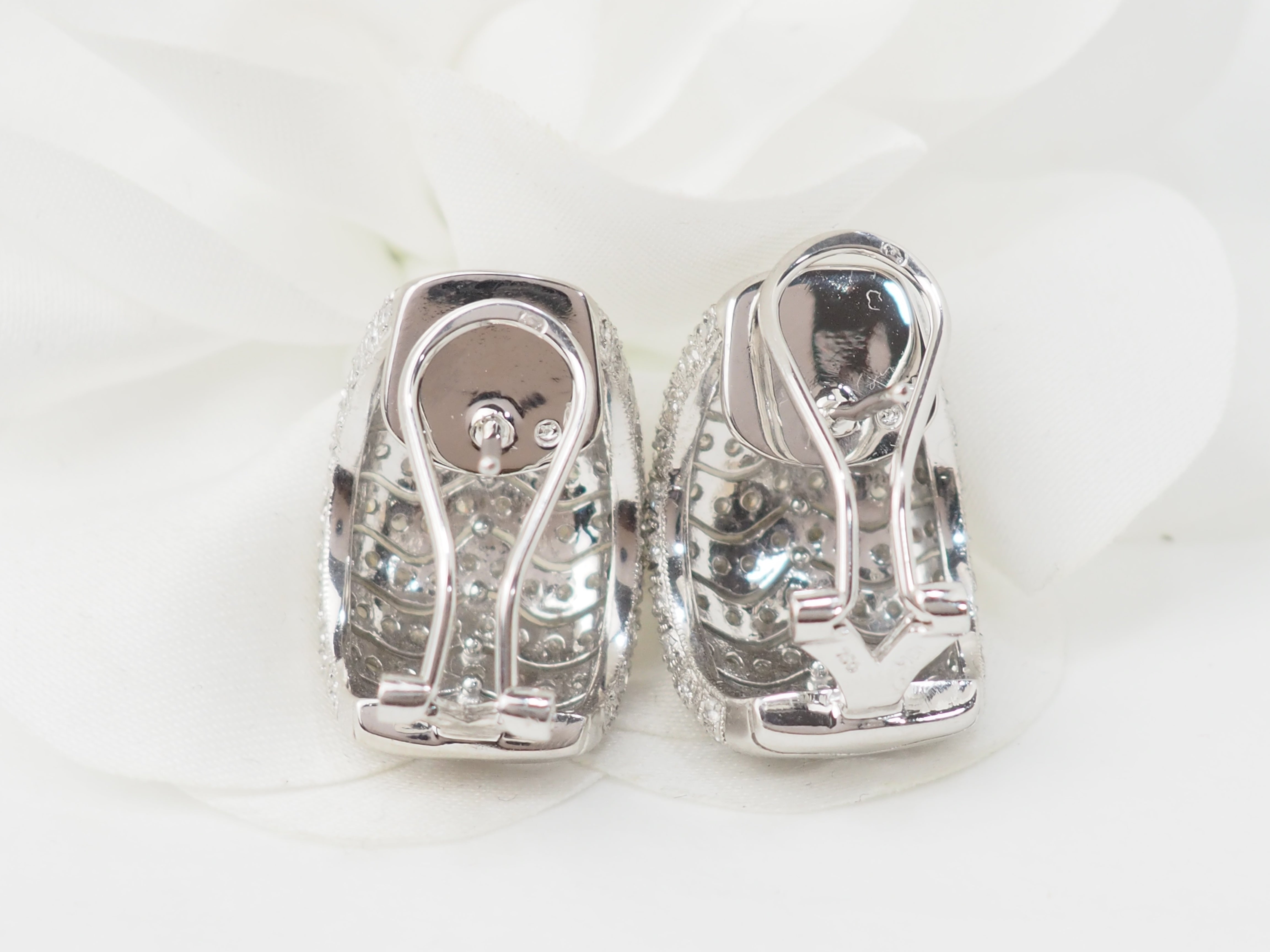 Boucles d'oreilles importantes en or blanc et pavage de diamants