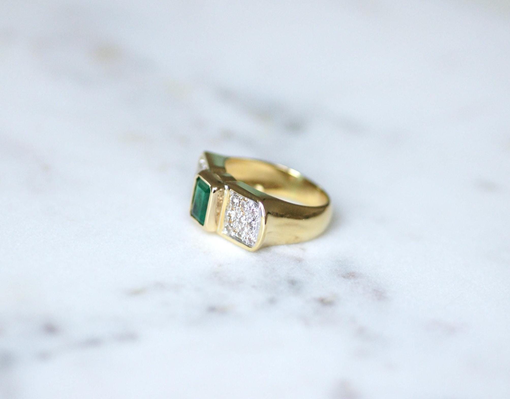 Ring Vintage Emerald and diamonds on Yellow Gold