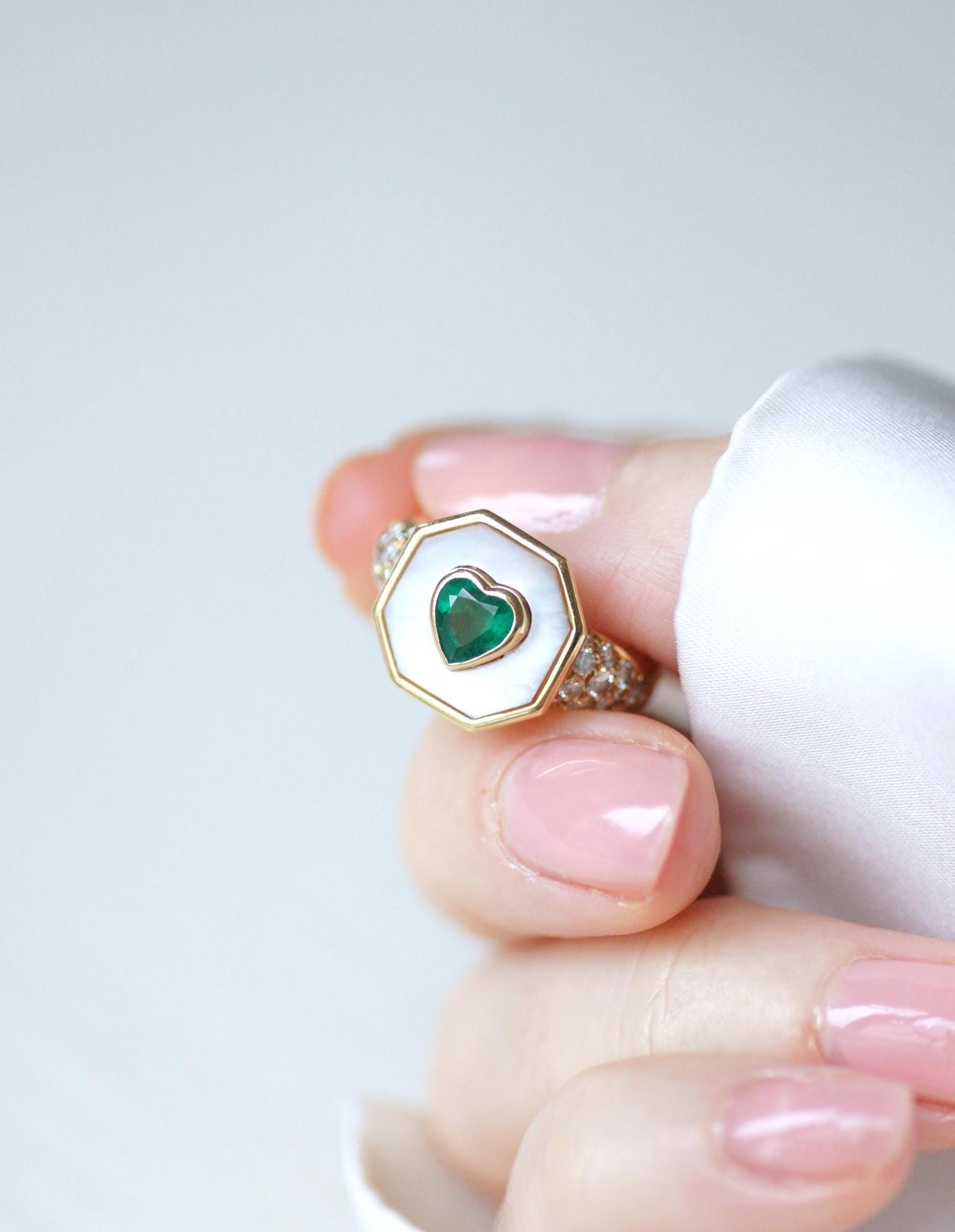 Ring Emerald Heart diamonds and Mother of Pearl on Yellow Gold