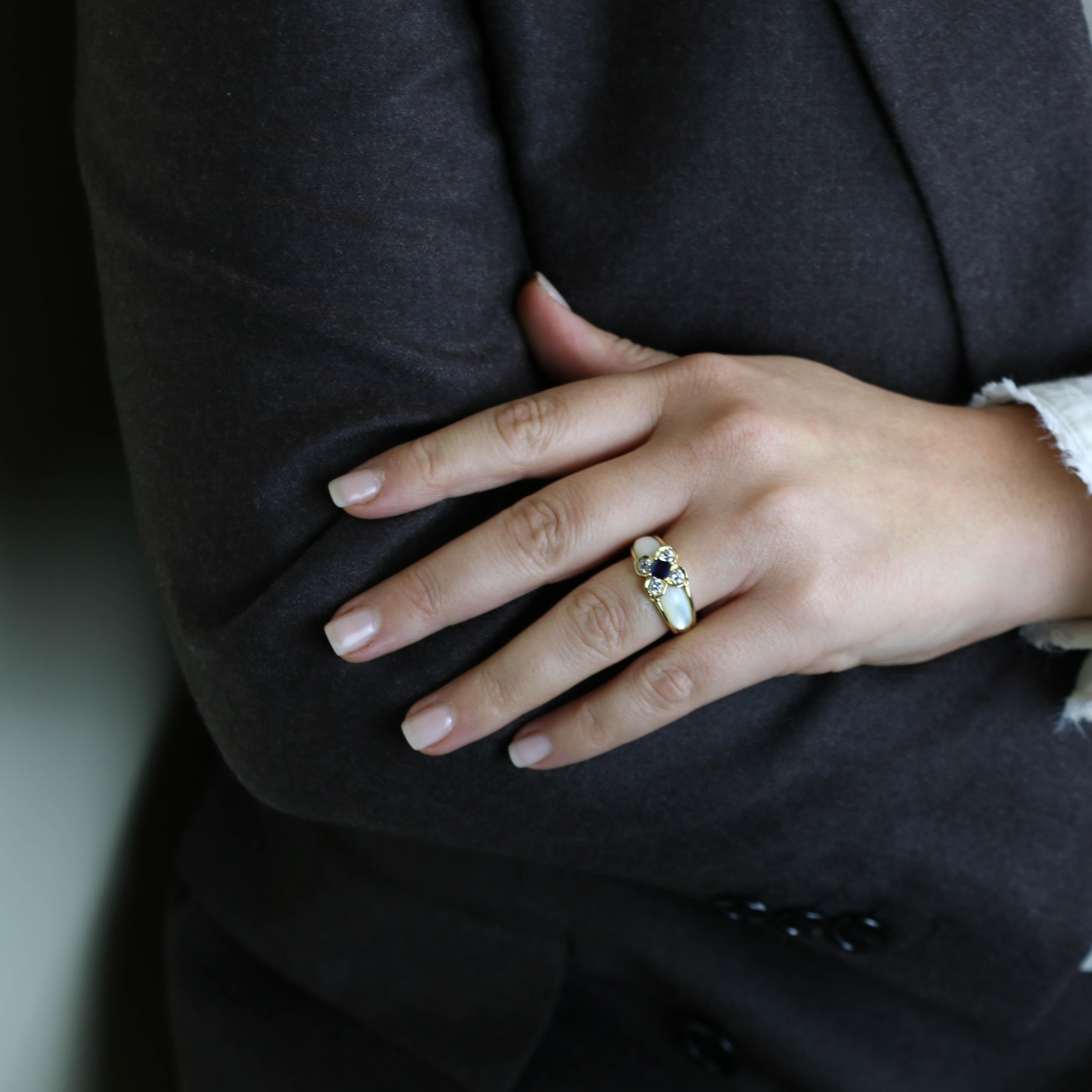 Bague Marguerite en or jaune, nacre, saphir et diamants