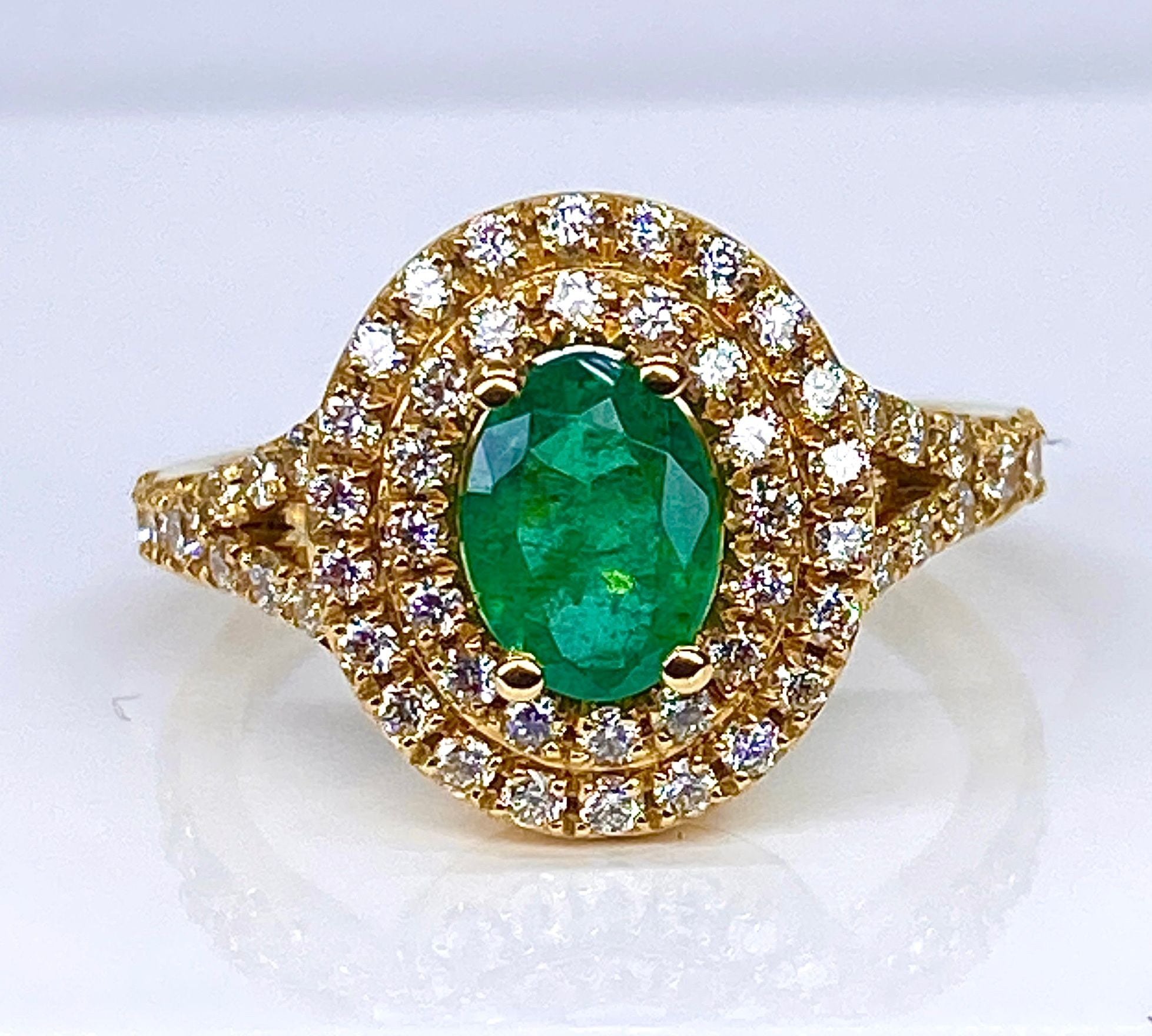 Bague en or jaune 18 carats ornée d’une émeraude et diamants