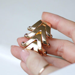 Broche BOUCHERON clip en or rose et rubis