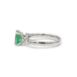 Ring at white gold, emerald and diamonds