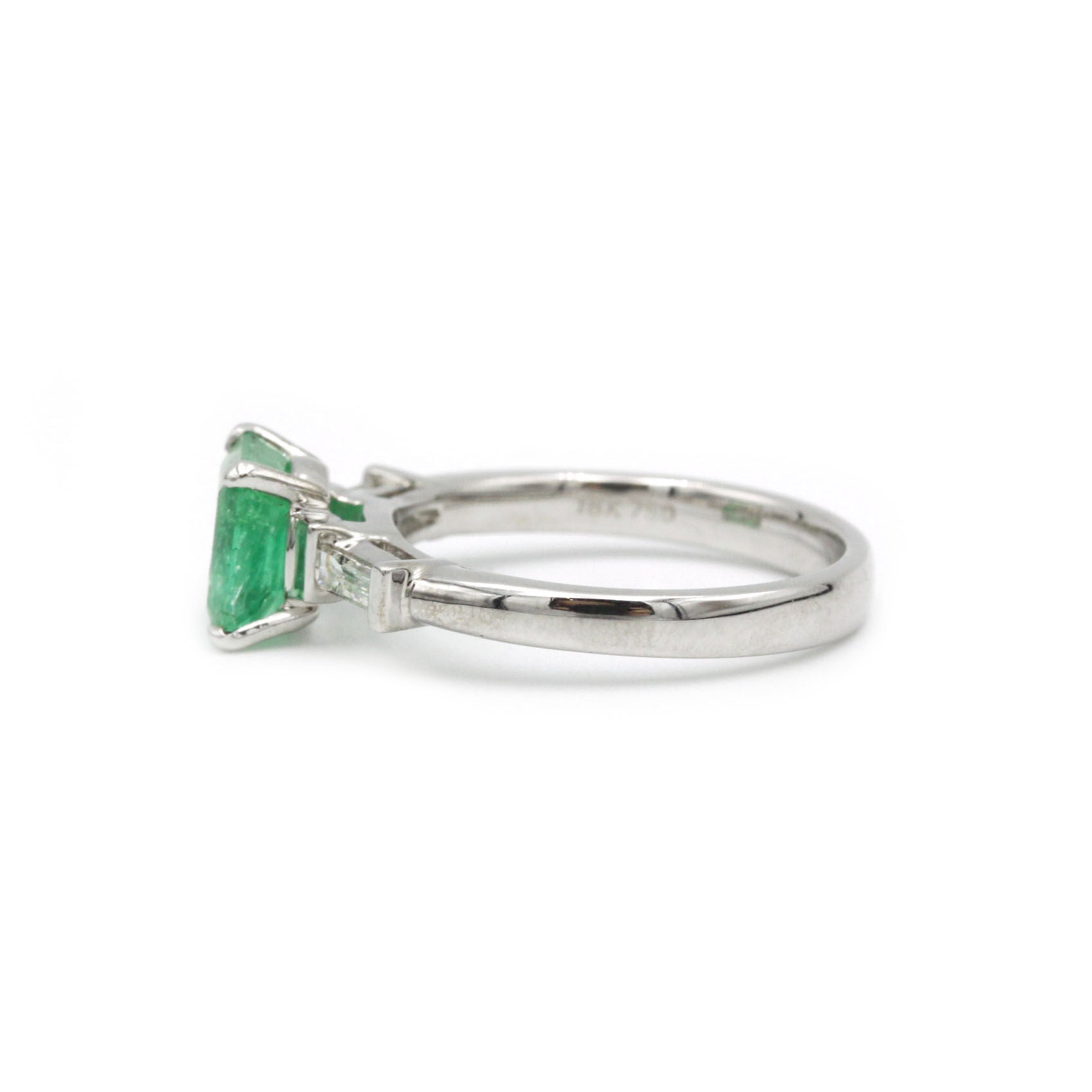 Ring at white gold, emerald and diamonds