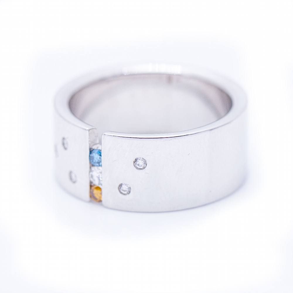 Bague en or avec diamants blancs et fancy d'occasion