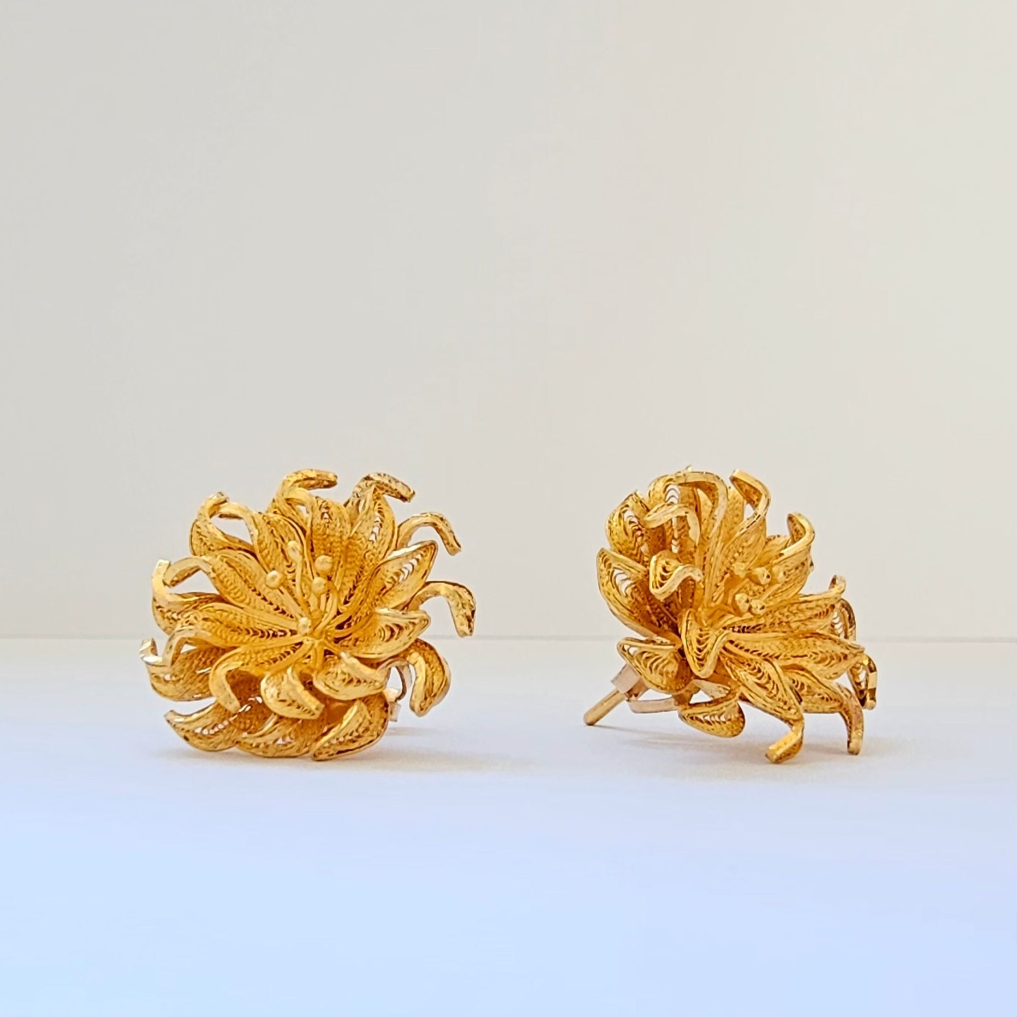Floral motif earrings in yellow gold 18 carats