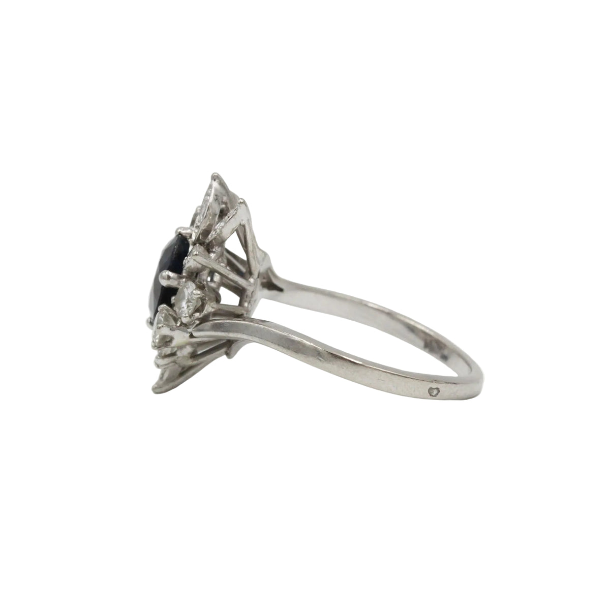 Ring Cocktail in white gold, sapphire and diamonds