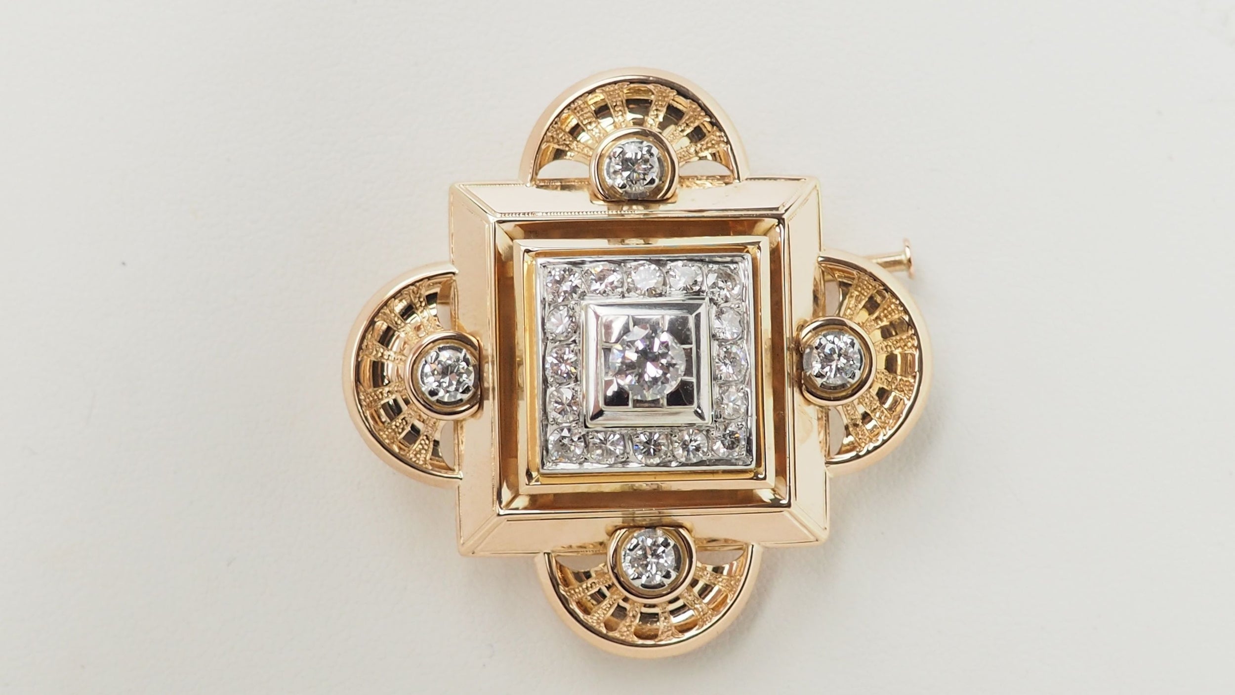 Broche pendentif ancienne en or jaune et diamants