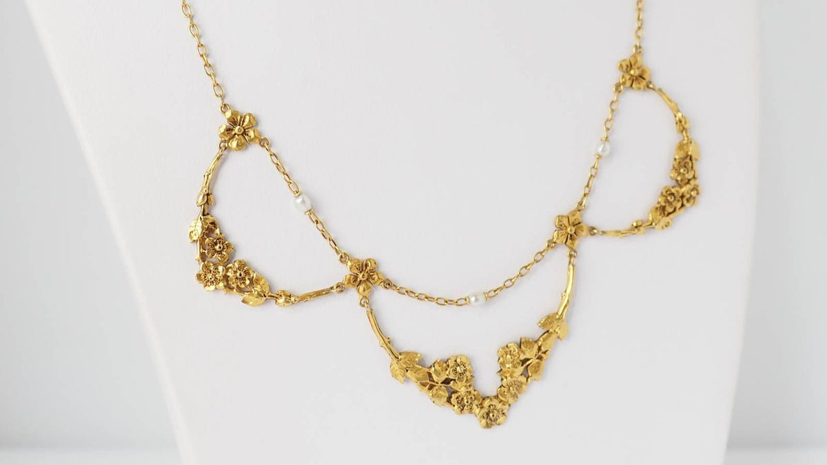 Early 19th century drapery necklace in yellow gold and pearls 