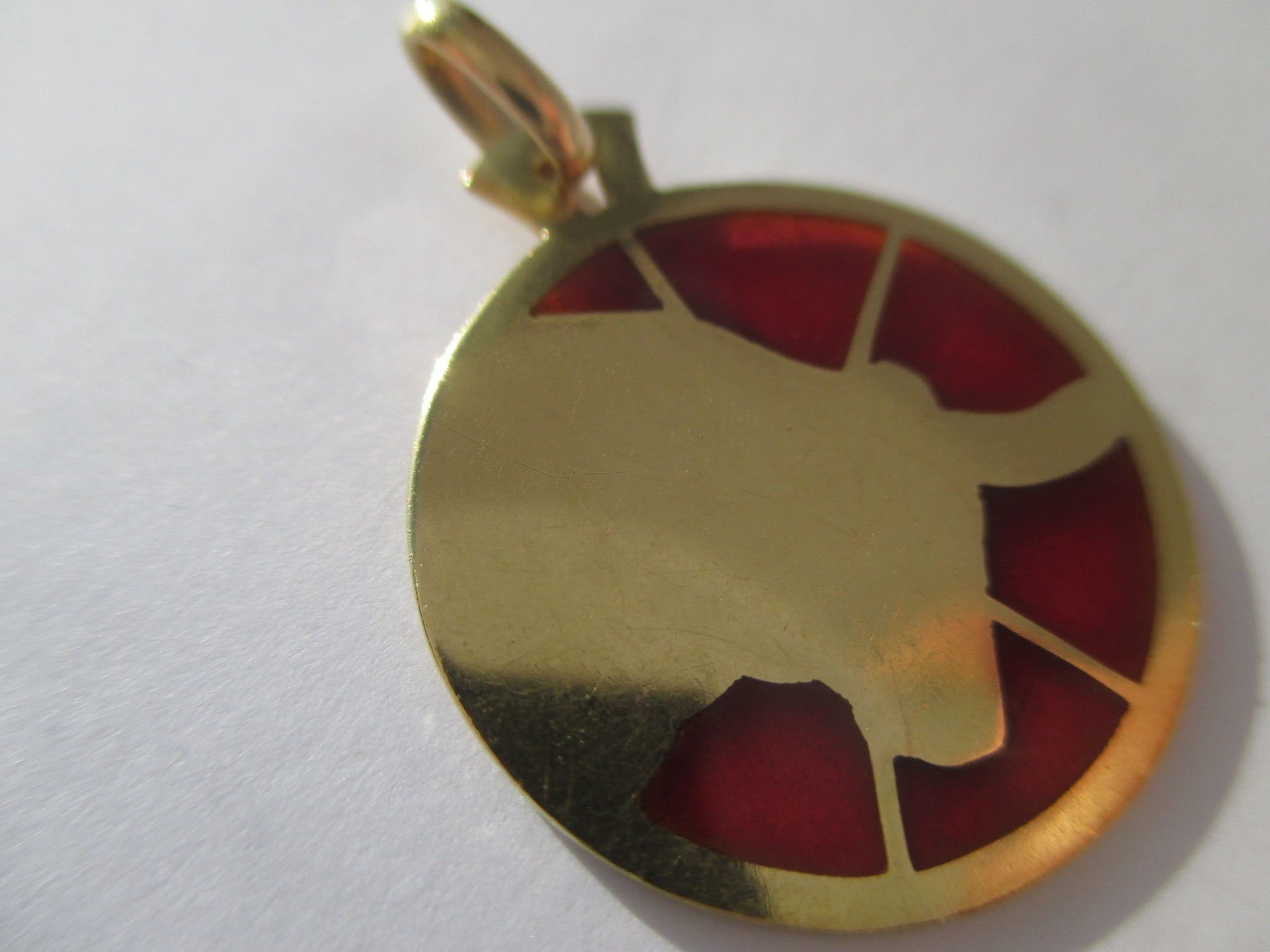 Pendentif CARTIER zodiaque taureau en or jaune et émail