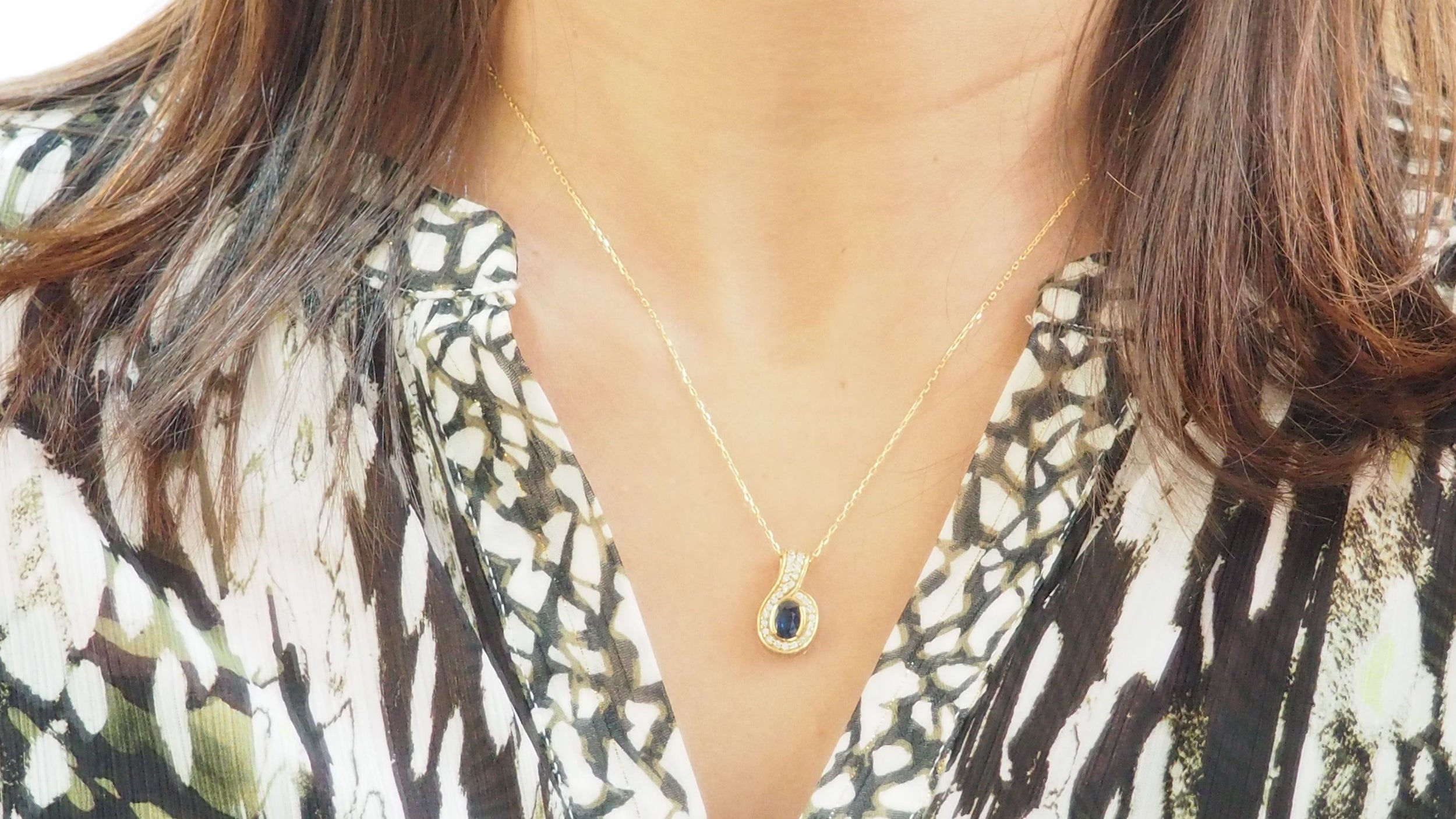 Pendant and chain in yellow gold, sapphire and diamonds 