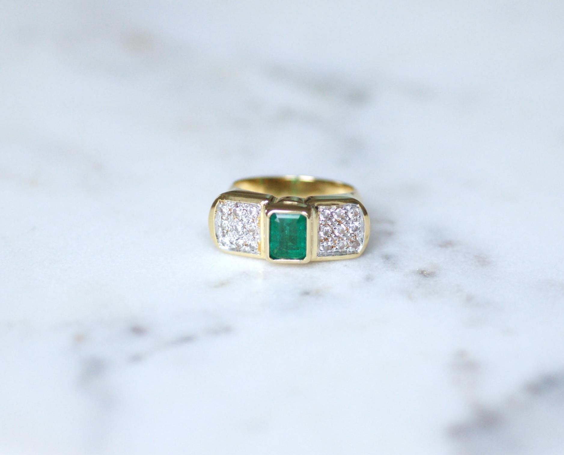 Bague vintage en or jaune et émeraude