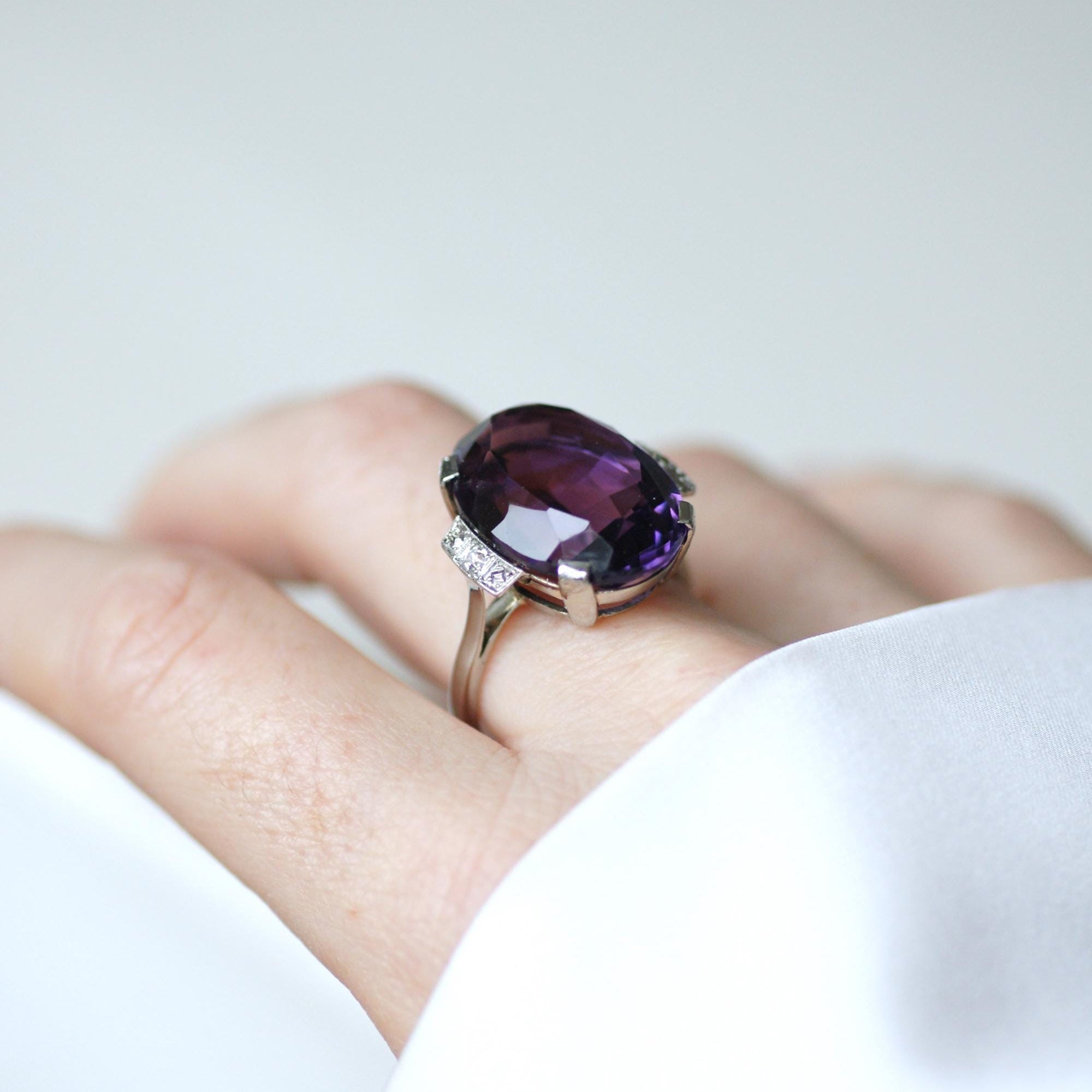 Bague Cocktail en or blanc, platine, améthyste, et diamants