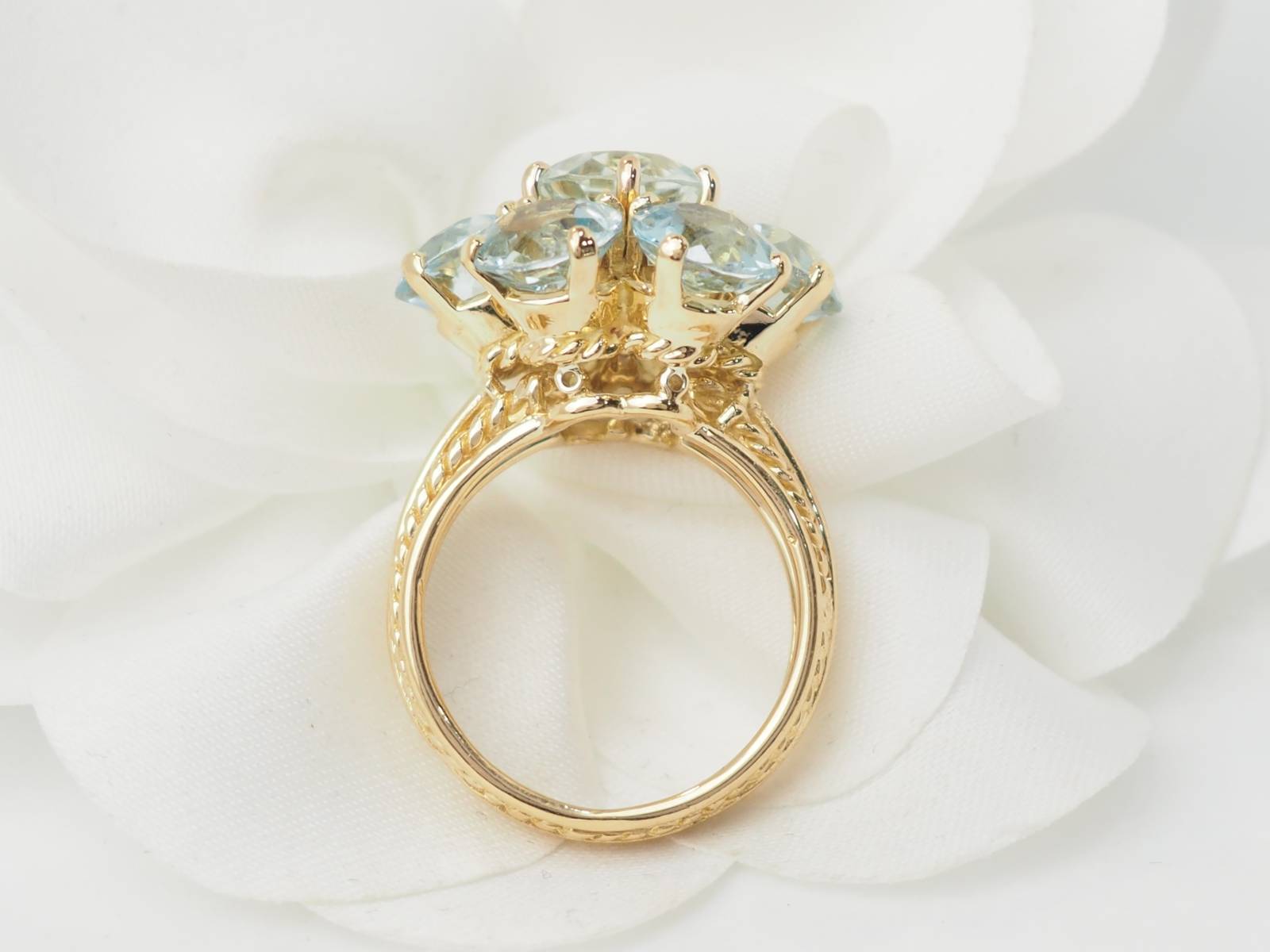 Ring flower in yellow gold and aquamarine