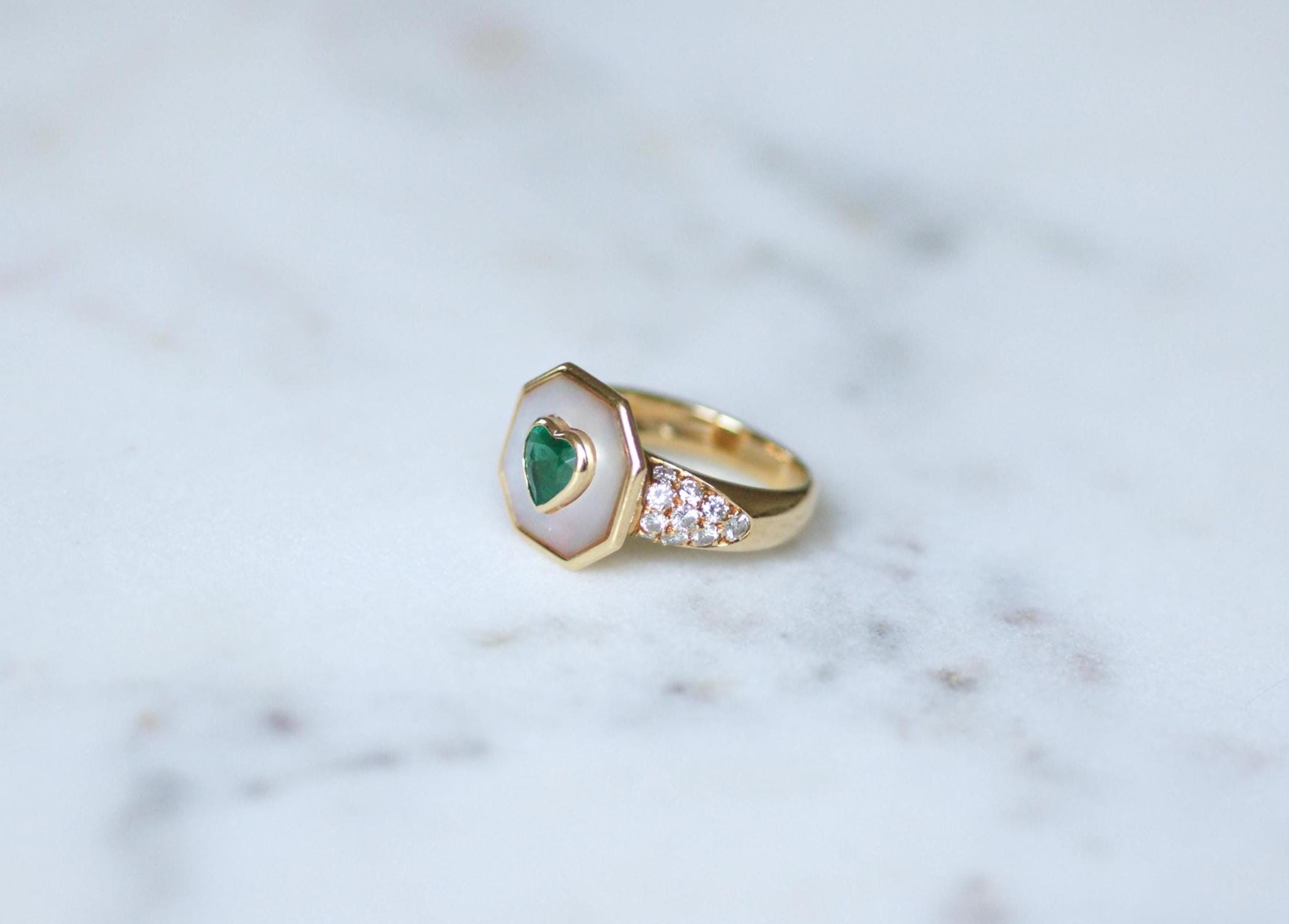 Bague coeur en or jaune et émeraude