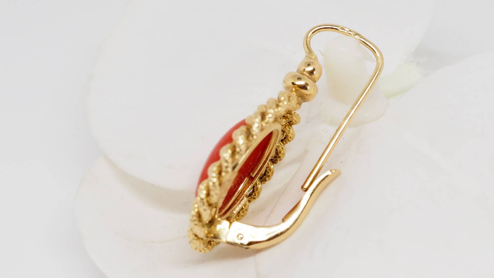 Boucles d'oreilles d'occasion en or jaune et corail