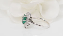 Bague marguerite en or blanc émeraude et diamants