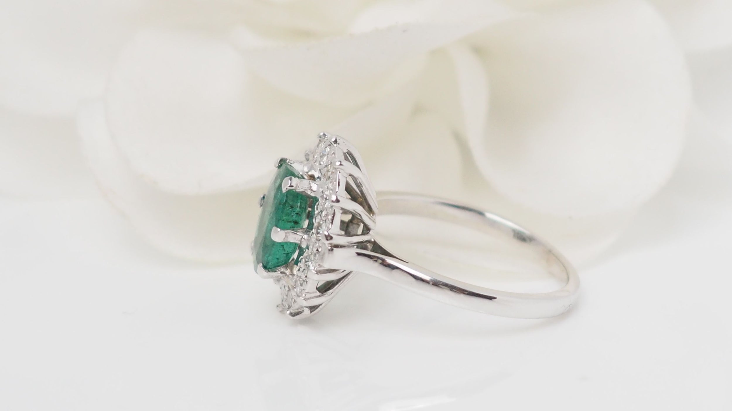 Bague marguerite en or blanc émeraude et diamants