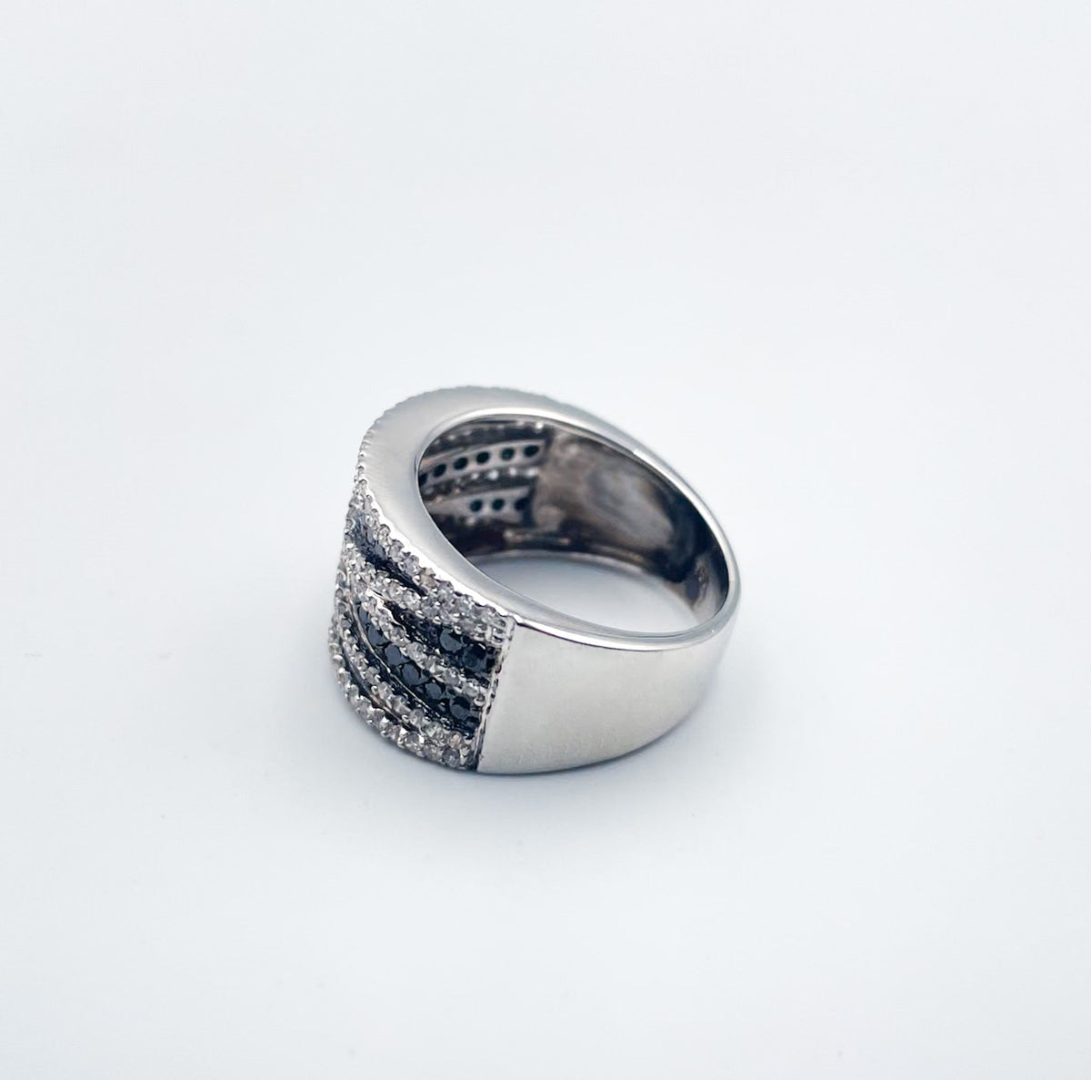 Bague bandeau diamants blancs et noirs