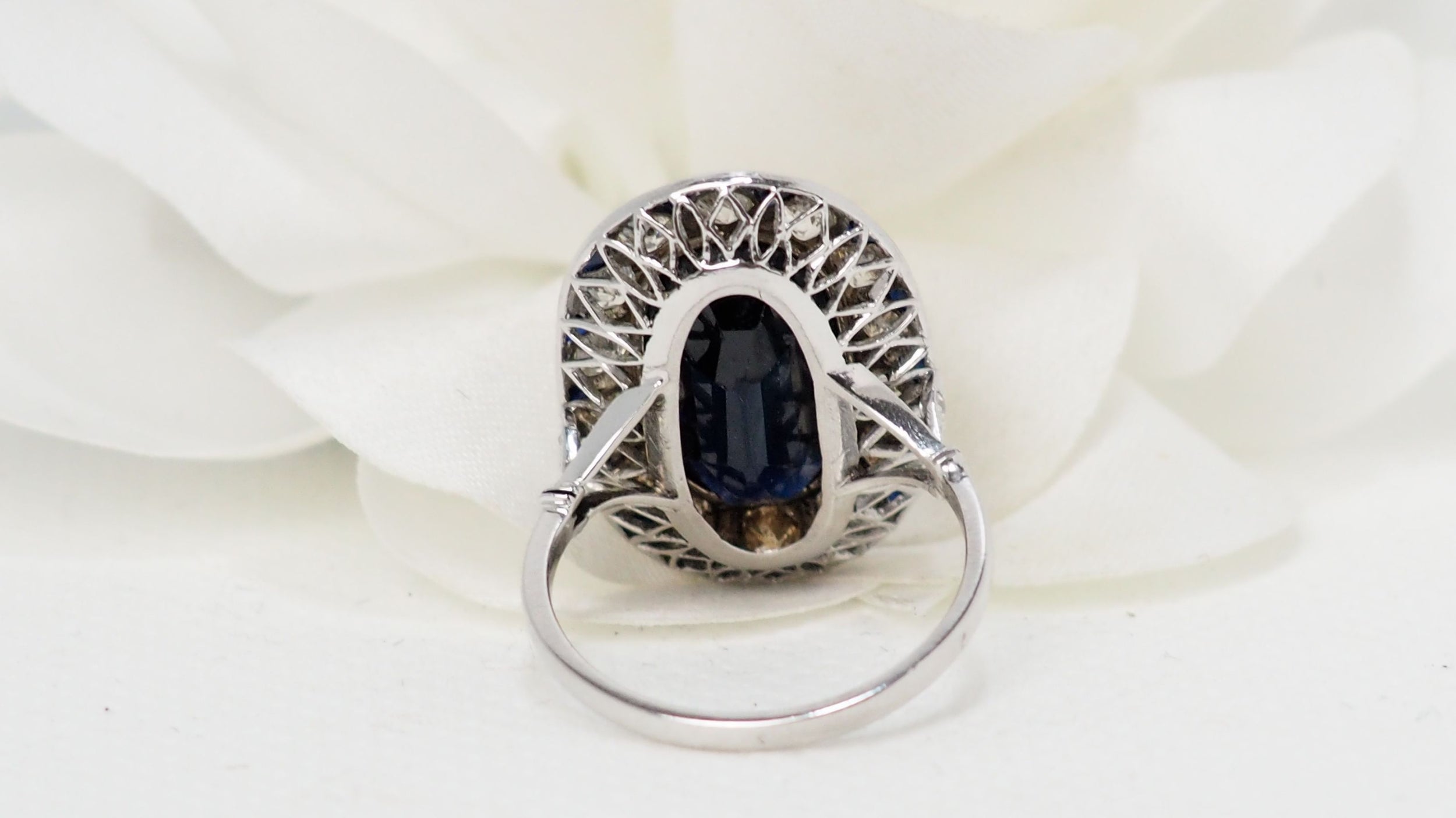 Bague pompadour en platine, saphir et diamants