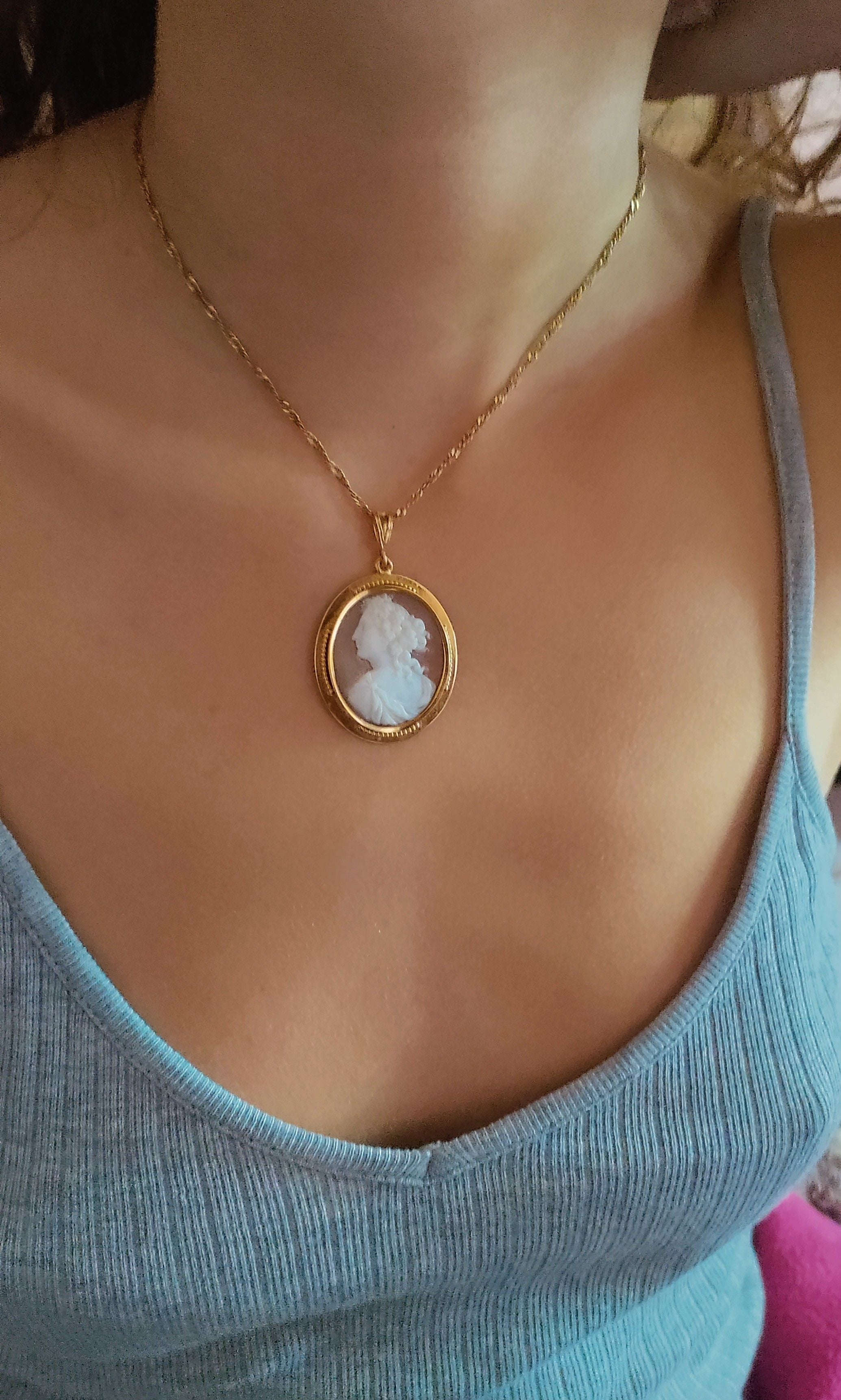 yellow gold and cameo pendant