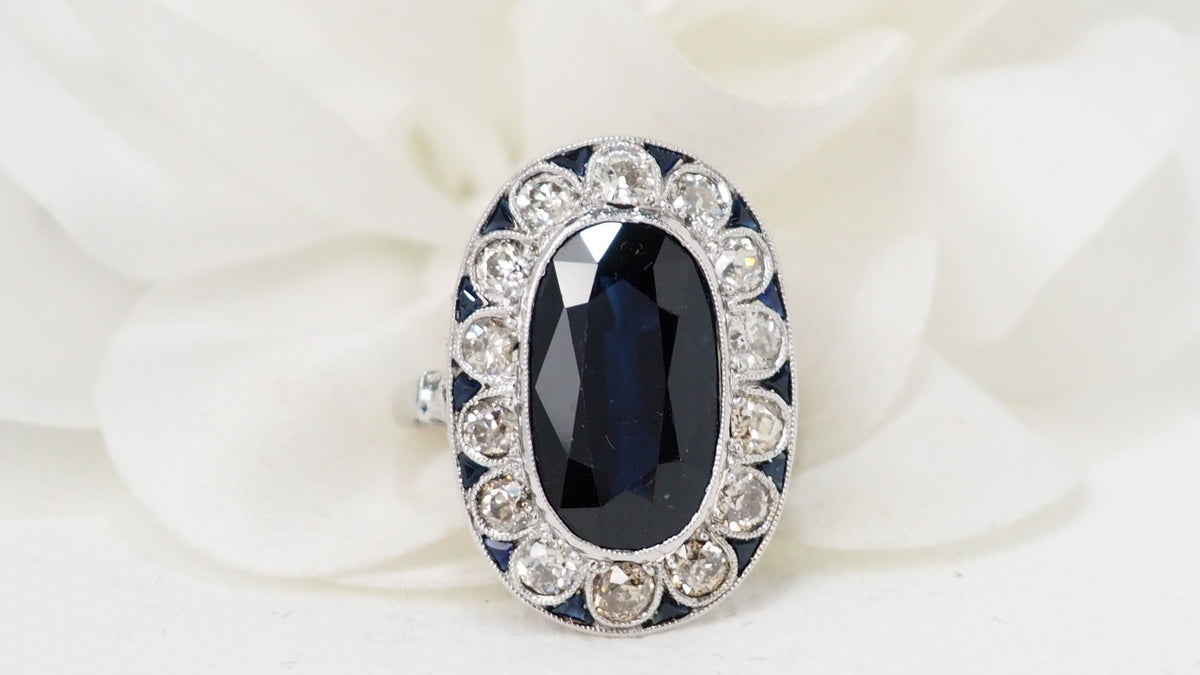 Pompadour ring in platinum, sapphire and diamonds 