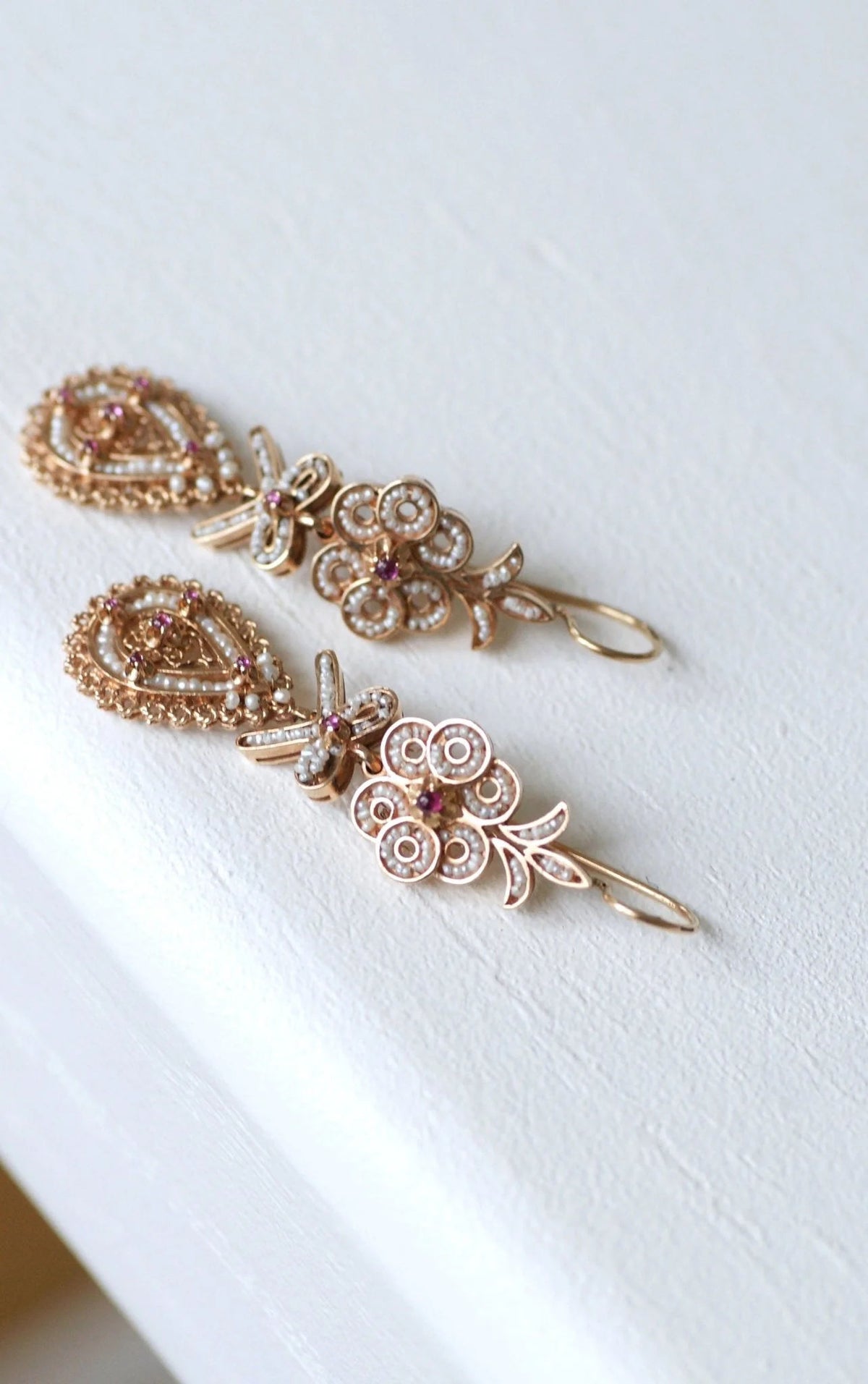 Drop earrings, pearls and rubies in pink gold