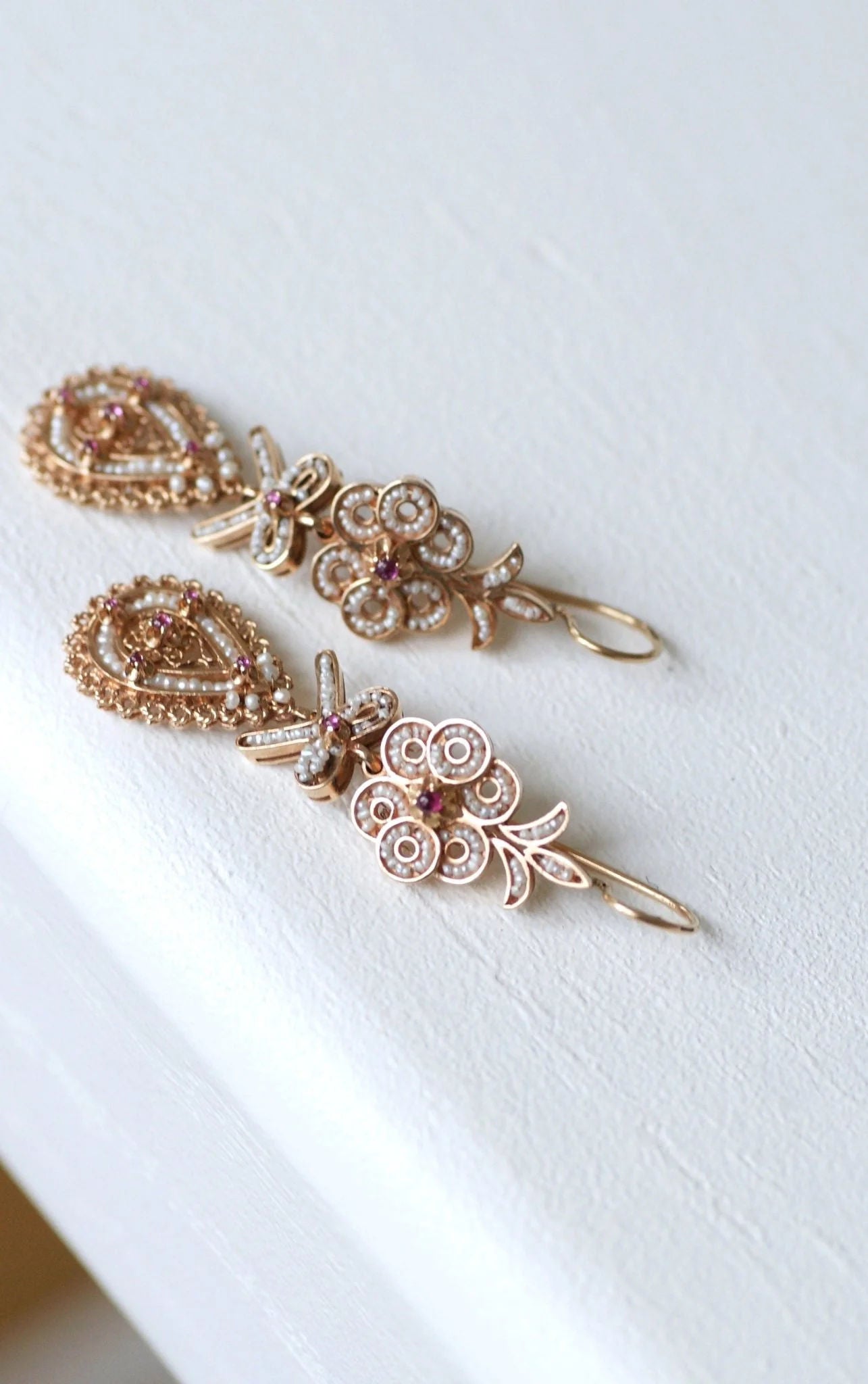 Boucles d'oreilles gouttes, perles et rubis sur or rose