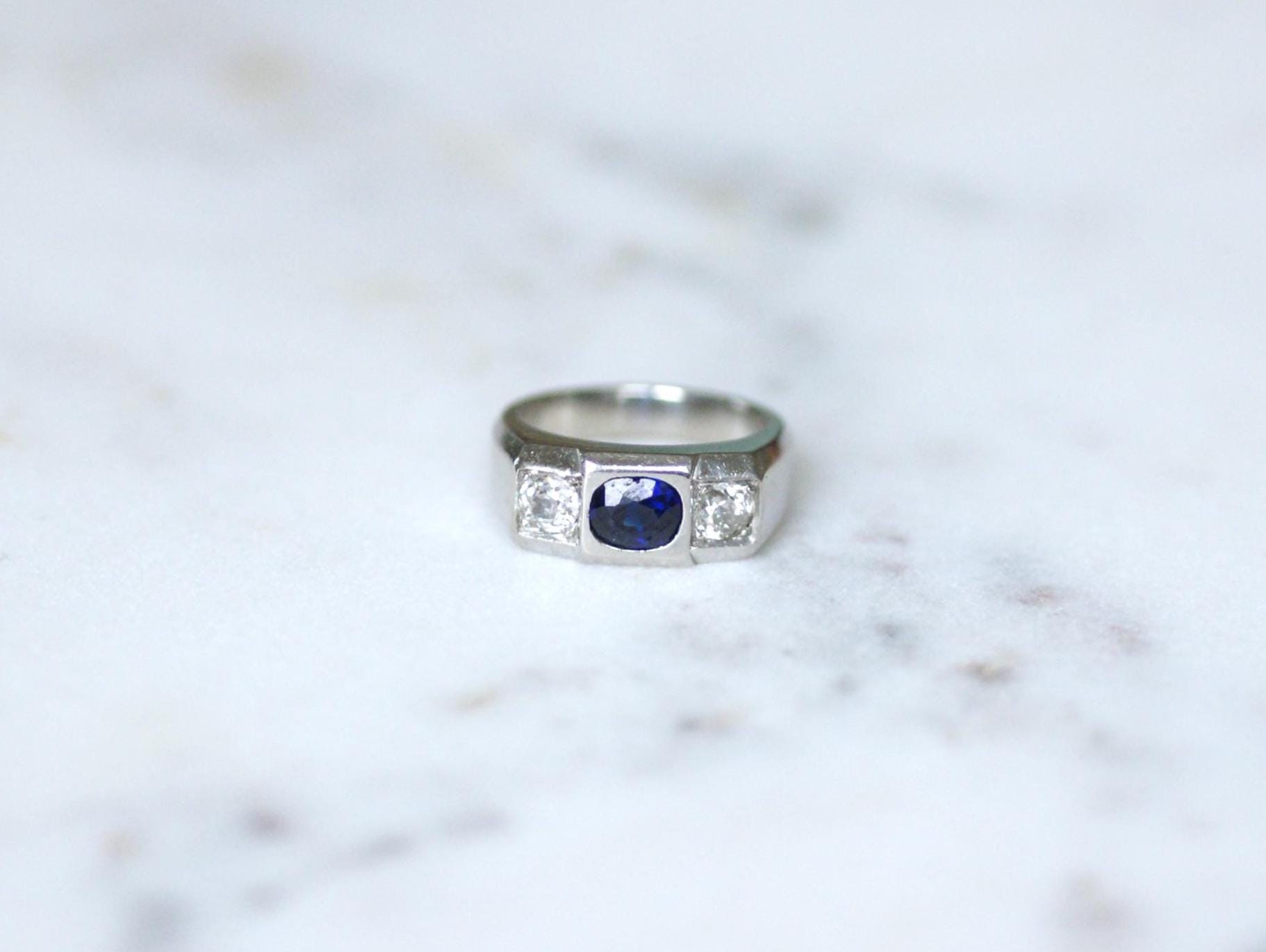 Bague LOUIS HEISSLER chevalière art deco en platine et saphir non chauffé