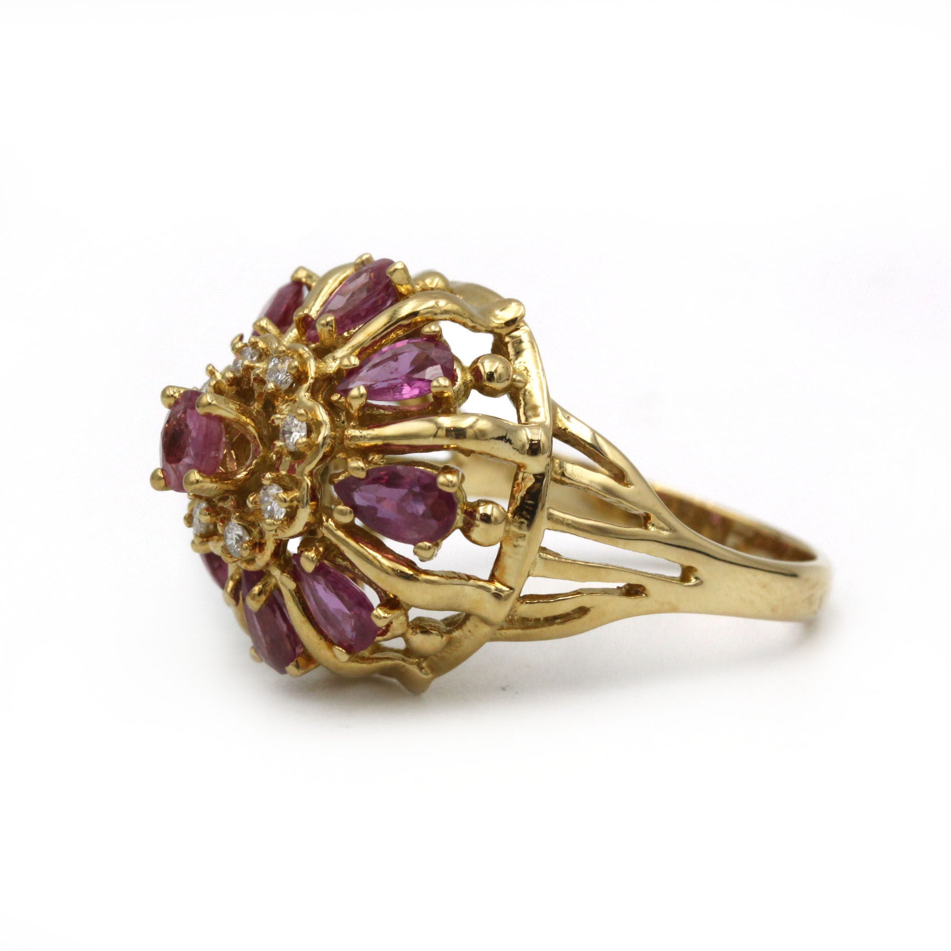Ring at yellow gold, pink sapphires and diamonds