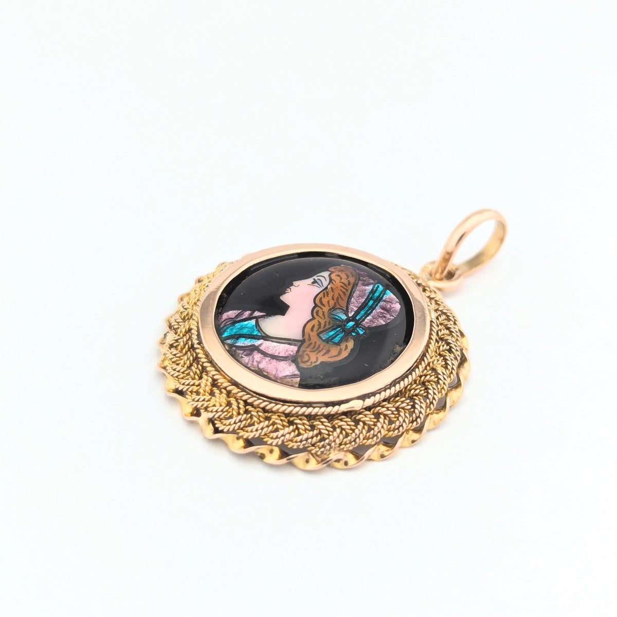 Pendentif en or jaune et émail