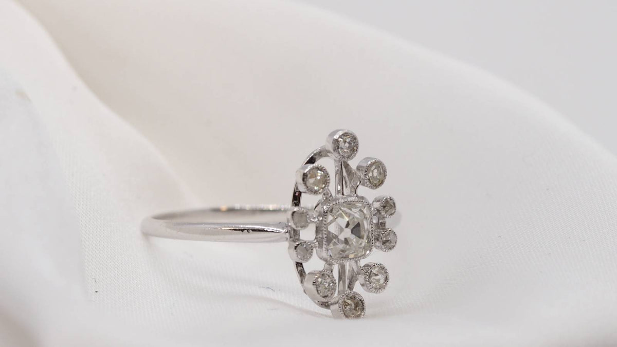Bague ancienne en or gris et diamants