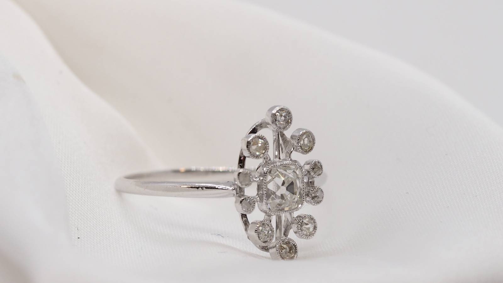 Bague ancienne en or gris et diamants