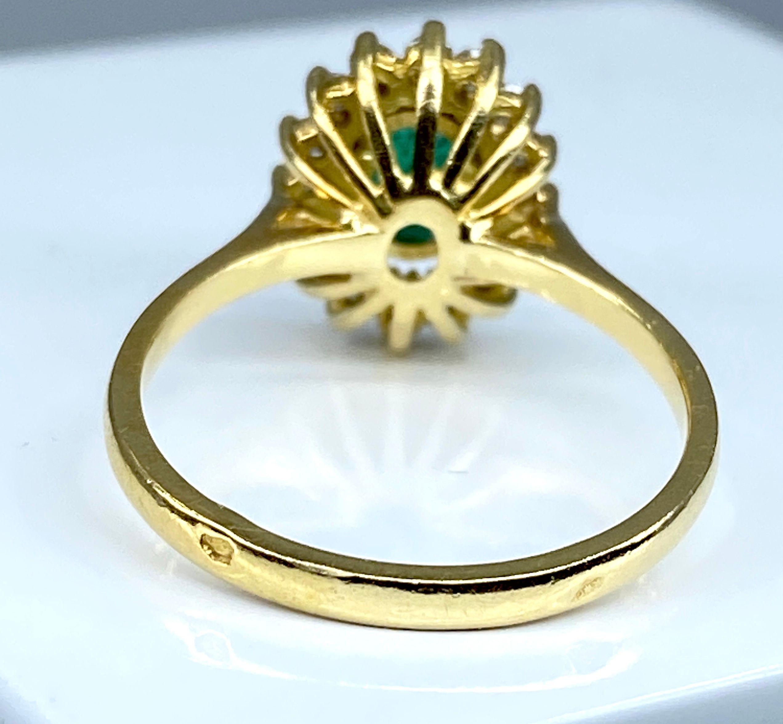 Bague marguerite en or 18 carats en émeraude et diamants