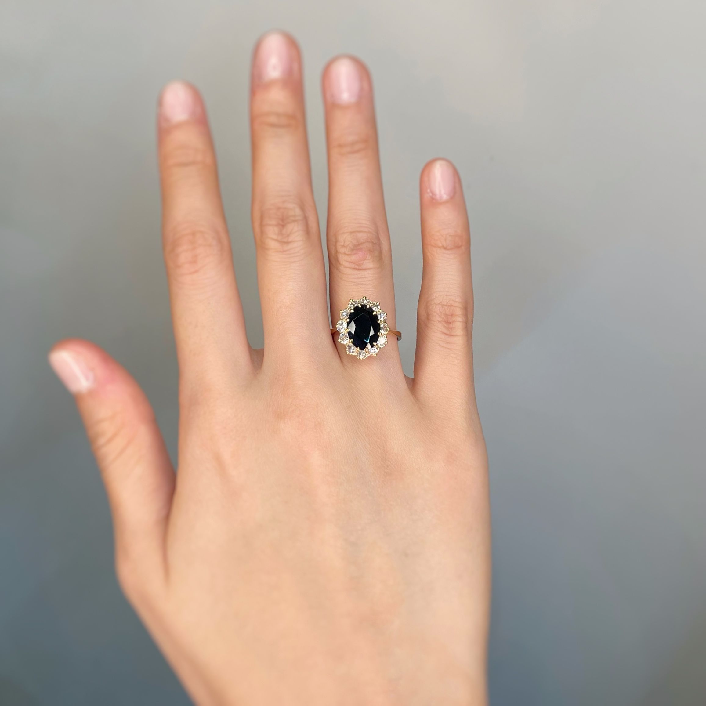 Marguerite ring in yellow gold, sapphire and diamonds