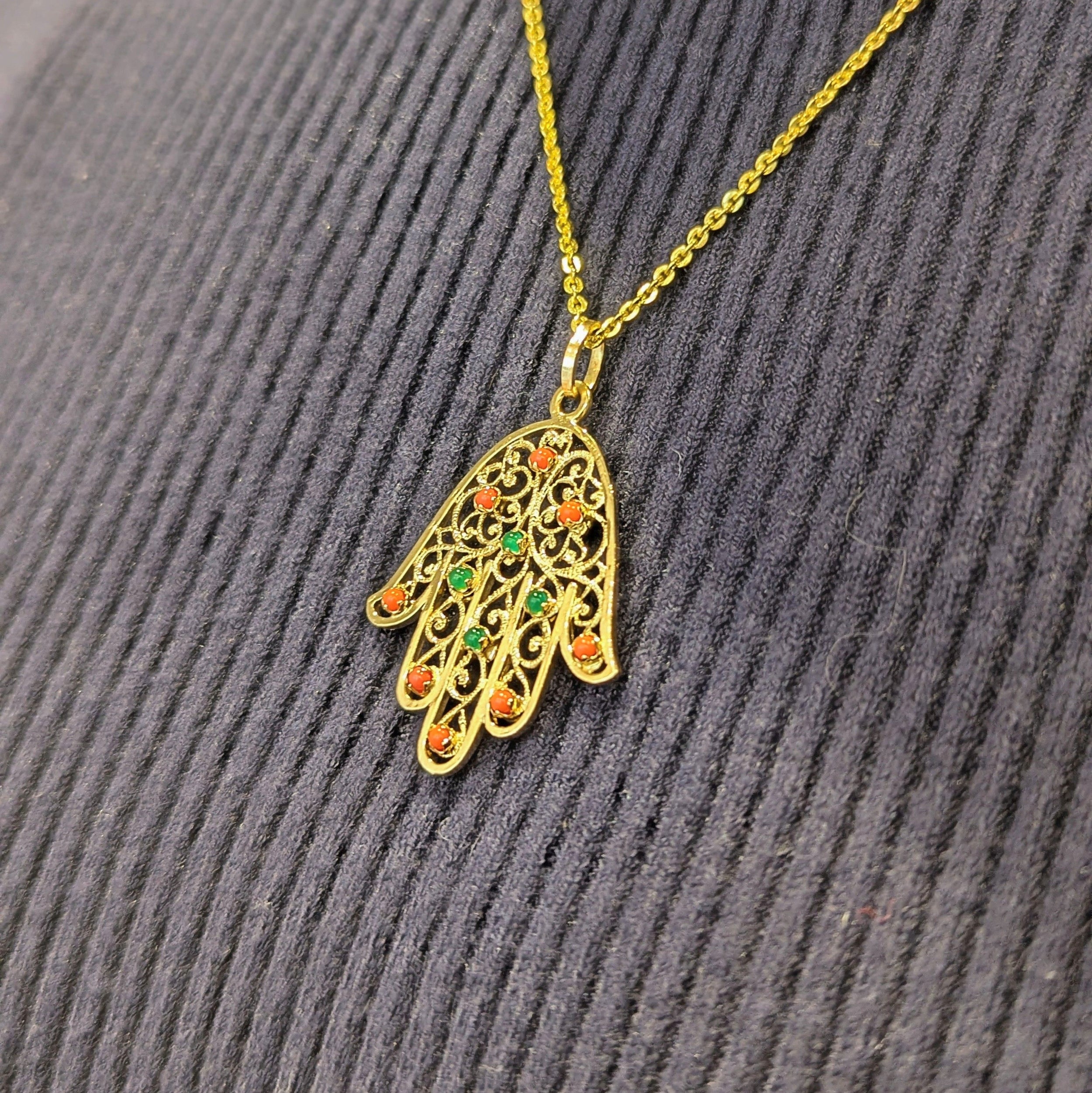 Pendentif main en or jaune corail et calcédoine