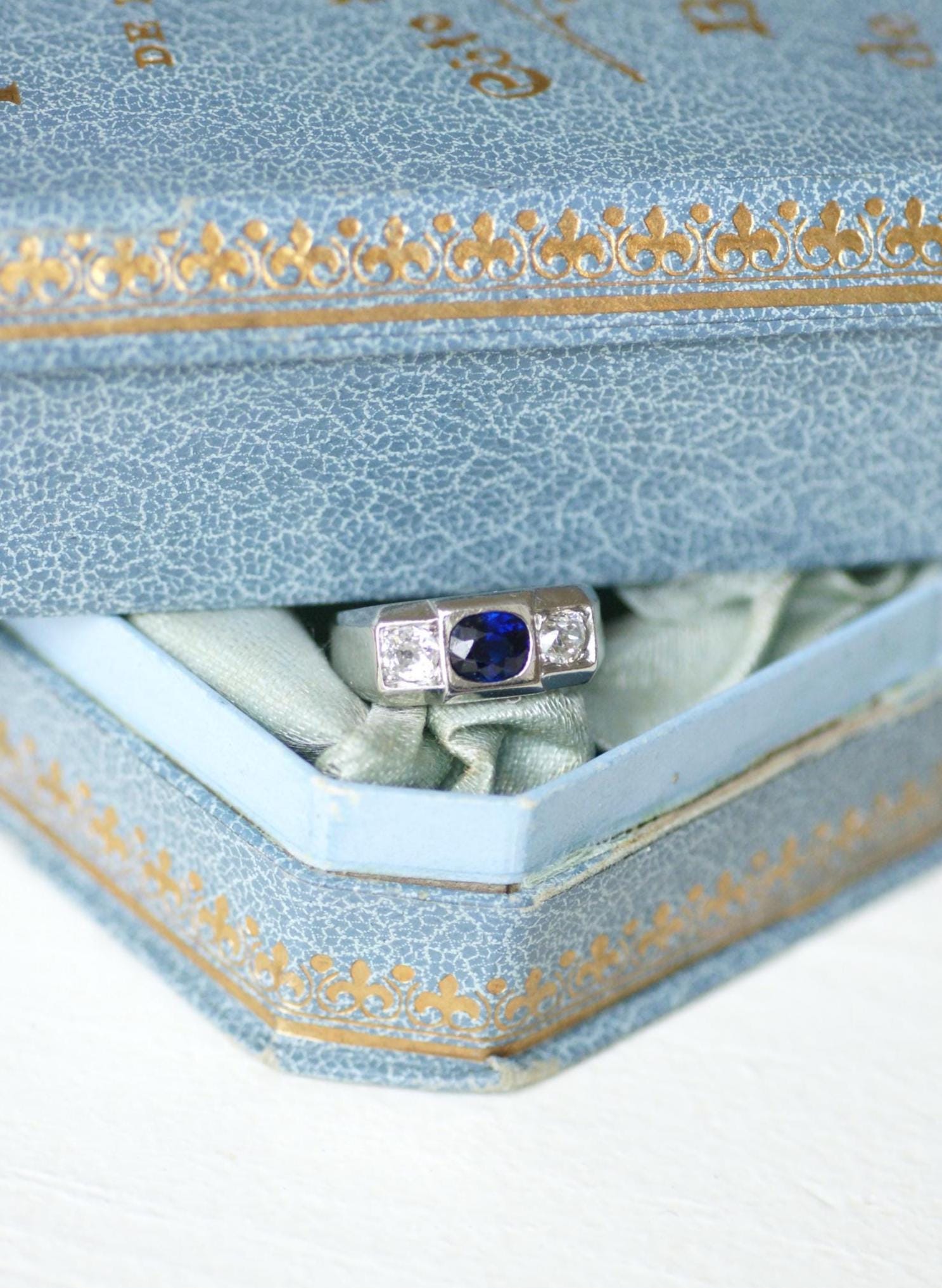 Louis Heissler Ring Chevalière Art Deco Saphir Non Chauffé and diamonds on Platinum